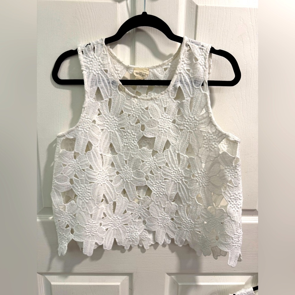 EUC Caution to the Wind-White Daisy Lace Crop Top. Size M. - Picture 2 of 11